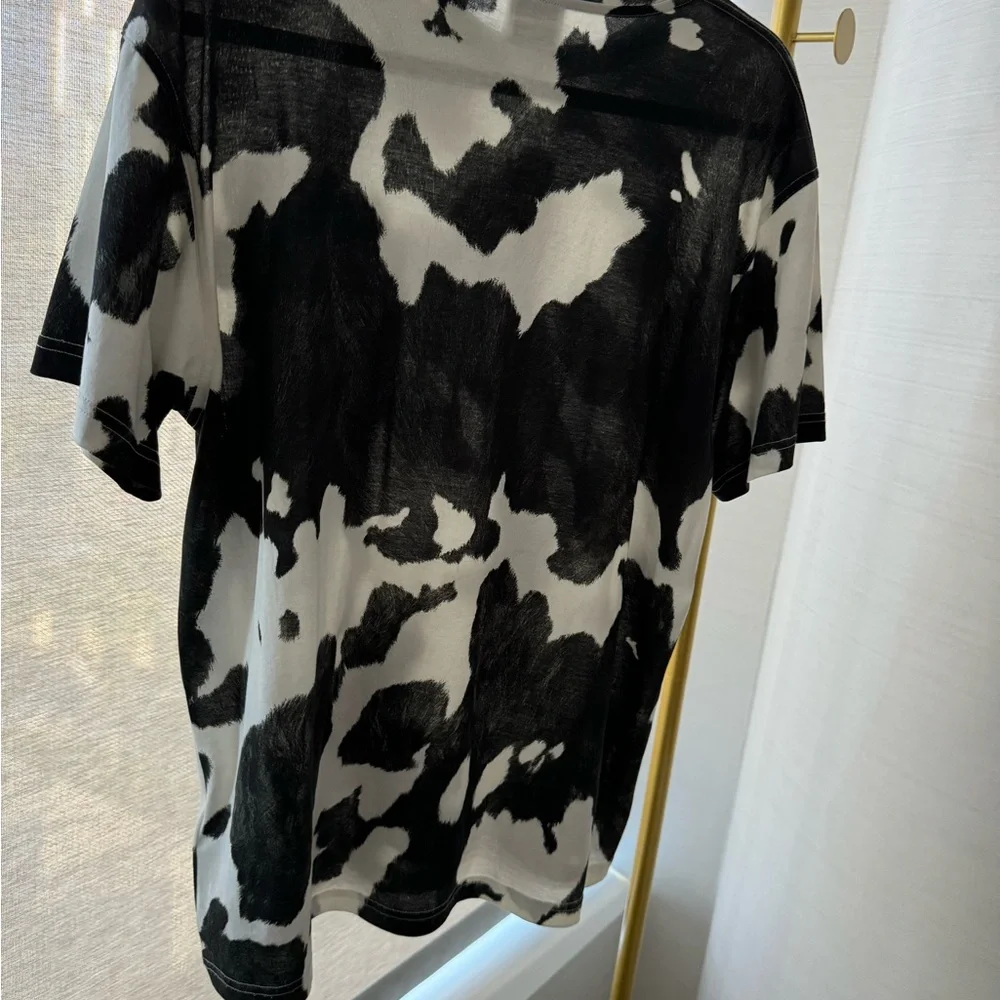 Burberry LOGO DETAIL COW PRINT COTTON OVERSIZED T-SHIRT IN BLACK - Picture 3 of 10